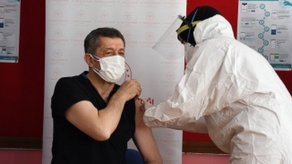 Milli Eğitim Bakanı Selçuk,  Kovid-19 aşısı yaptırdı