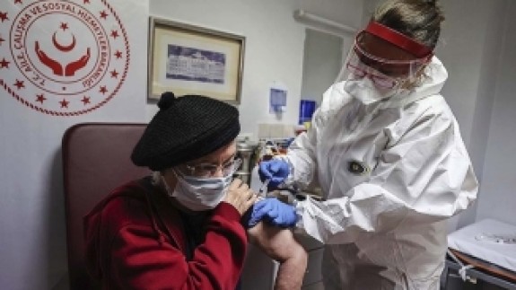 Huzurevi sakinlerine Kovid-19 aşısı yapılmaya başlandı