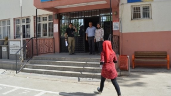 Kimliğini unutan öğrenciyi polisler sınava yetiştirdi