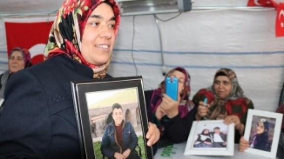 Evladına kavuştu oturma eylemi yapan annelere koştu!