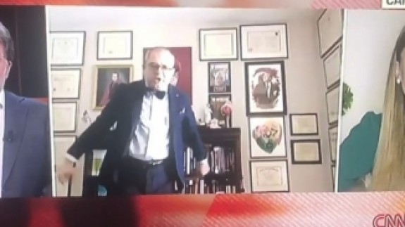 ABD'deki Prof. Mehmet Çilingiroğlu,  korona konuşurken bakın ne yaptı!