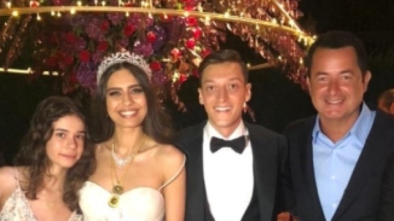 Mesut Özil'in düğününe Acun Ilıcalı'nın dansı damga vurdu