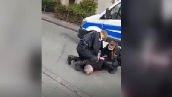 Alman polisinden Türk iş insanı Emre Tümsek'e George Floyd işkencesi