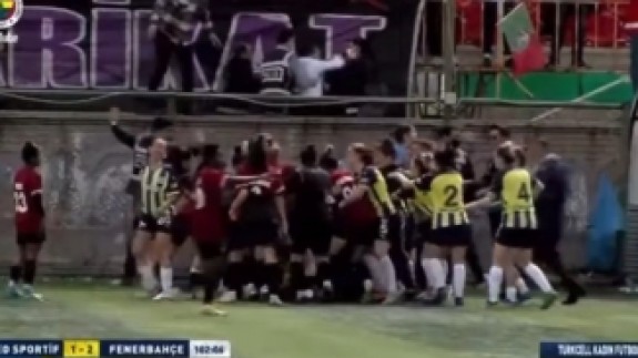 Kadınlar Futbol Ligi'nde Amed Sportif-Fenerbahçe maçında büyük kavga: Futbolcular tekme tokat birbirine girdi