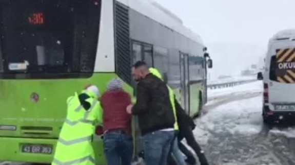 Kar yağışında dolayı yolda kalan araçlara polis yardım etti