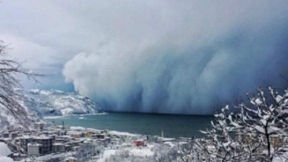 Artvin'de büyüleyici manzara: Deniz üzerinden gelen kar fırtınası görüntülendi!