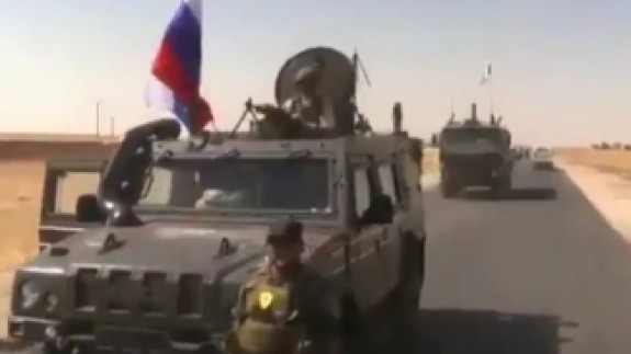 Suriye'de skandal görüntü: PYD/YPG mensubu terörist Rus askerleriyle yan yana