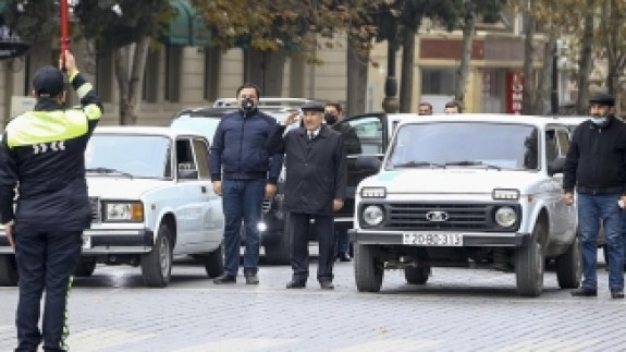 Azerbaycan'da şehitler için saygı duruşu