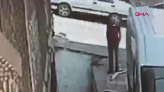 Bayrampaşa'da boruyla oyun hastanelik etti: O anlar kamerada