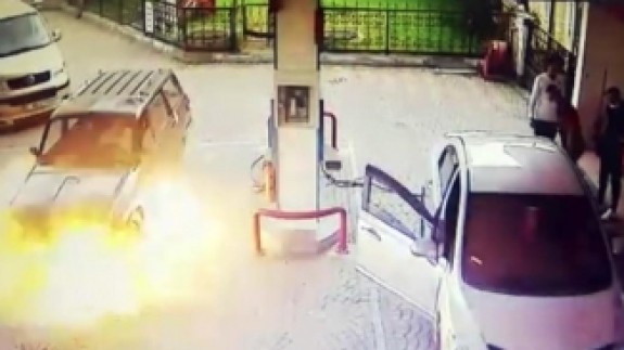 Benzin istasyonunda araç alev topuna döndü,  sürücü canını son anda kurtardı! O anlar saniye saniye görüntülendi