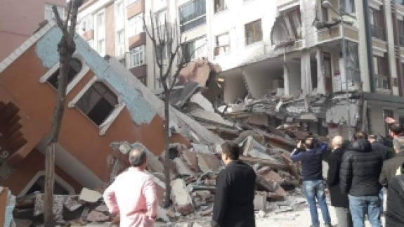 İstanbul Bahçelievler'de bir bina çöktü