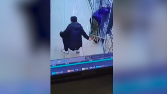 Kadınların etek altı görüntülerini çeken sapık,  komiser çıktı!