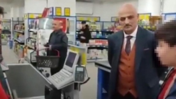 Ekmek parası için çalışan insanlara bu nasıl davranış! Babalarından talimat alan küçük çocuklar,  BİM kasiyerini fırçaladı