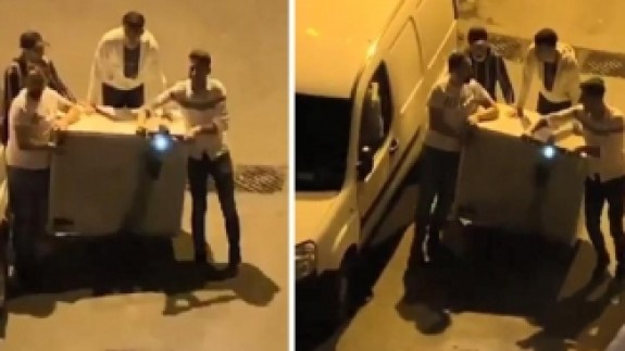 Elektrikli scooterla buzdolabı taşıdılar