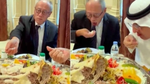 Suudi Arabistan’da vali,  Japonya Büyükelçisine eliyle pilav yemeyi öğretti