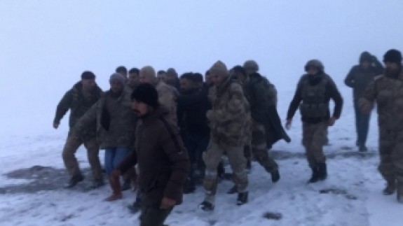 Helikoptere ilk ulaşan köylü anlattı: Ceketimi çıkararak üşümemesi için üzerine serdim