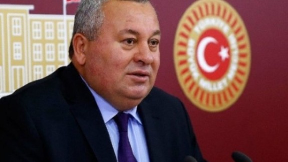 MHP'li Cemal Enginyurt,  Melih Gökçek'i Övdü: 'Gökçek Aynı Benim Gibi,  Dik Dik Konuşuyor'