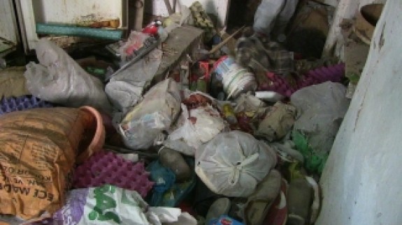 Kahramanmaraş'ta bir evden 7 kamyon çöp çıkarıldı