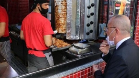 Denizli valisi Ali Fuat Atik kendisiyle ilgilenmeyen dönerciye kızınca işletmeyi kapattı