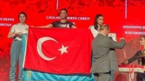 Dünya Şampiyonası'na damga vuran bayrak gerginliği! Sporcumuz nezaket dışı harekete tüyleri diken diken edecek şekilde karşılık verdi!