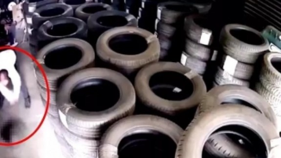 Yavru köpeği acımasızca yere çarparak öldürdü!