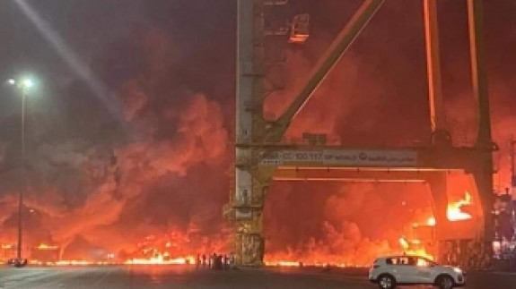 Dubai'de büyük patlama! Alevler gökyüzünü aydınlattı