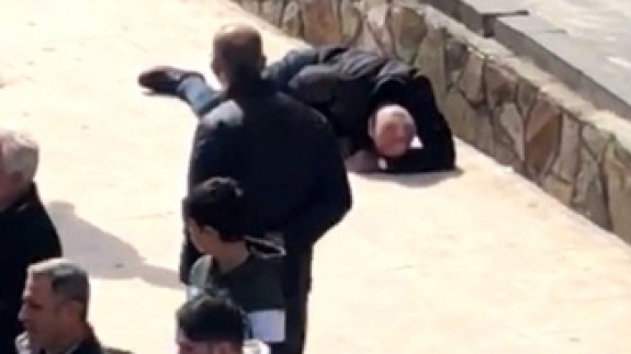 Koronavirüs insanlığı da öldürdü: Yere yığılan adama kimse müdahale etmedi!