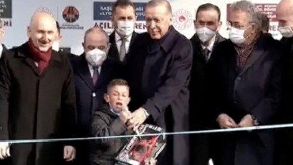 Cumhurbaşkanı Erdoğan'ın elinden mikrofunu kaptı: 'Bay Kemal kim? O adam hain hain'