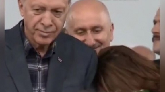 Erdoğan'ın Bursa mitinginde ilginç anlar: Kadın,  başını Erdoğan'ın omzuna yaslayıp bakın ne yaptı