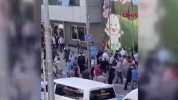 Taksicilerin 'müşteri alma' kavgasında tekme ve yumruklar havada uçuştu