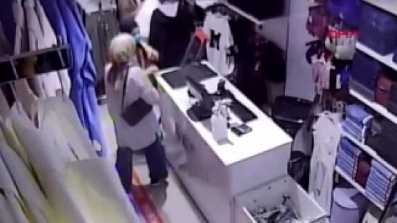 İki kadın mağazadan alarm sökücü çaldı; o anlar kameraya işte böyle yansıdı