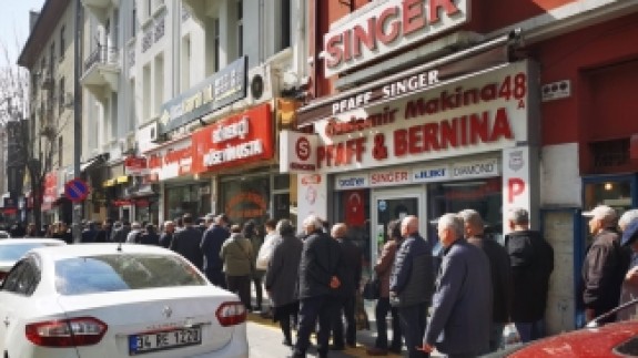 Eyüp Sabri Tuncer mağazasındaki kolonya kuyruğu