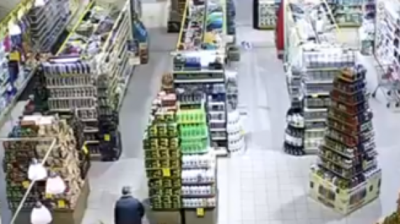 Elazığ'da Meydana Gelen 6.8 Büyüklüğündeki Deprem Bir Marketin Kamerasına Böyle Yansıdı