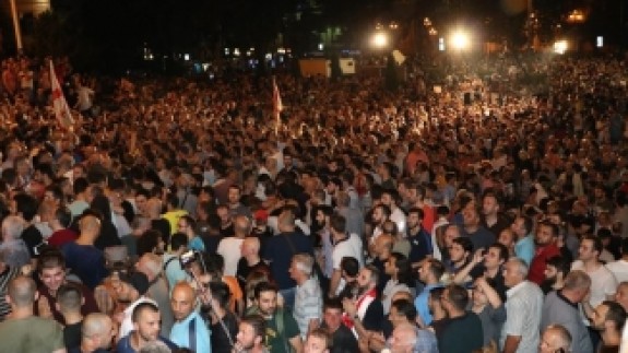 Gürcistan'da protestocular parlamentoyu kuşattı