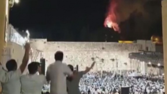 Mescid-i Aksa'dan alevler yükseldi,  fanatik Yahudiler o anları sevinç çığlıklarıyla kutladı!