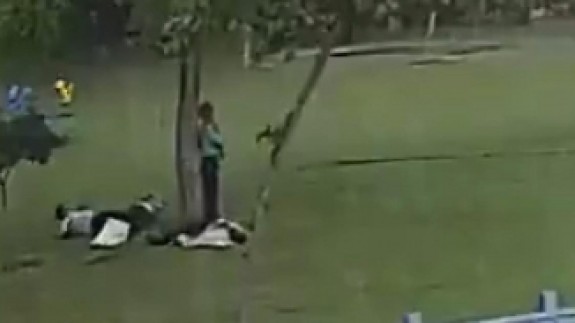 Ağacın altında bekleyen 4 kişinin üzerine yıldırım düştü: Sorası felaket!