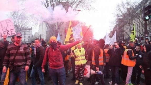 Fransa'da Grevler Yüzünden Sosyal Kaos Sürüyor