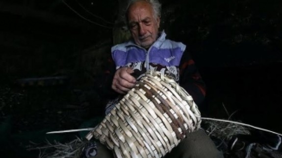 "Dursun Dede" Yalnızlığını Sepet Örerek Unutuyor