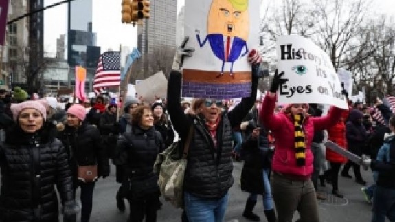 ABD'de On Binler Kadınlar Yürüyüşü'nde Buluştu