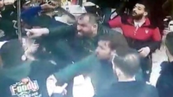 Suriyeliler Satır ve Baltayla Suriyelilerin Dükkanını Bastı!