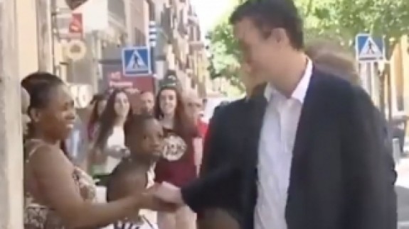 İspanya başbakanının siyahi kadınla tokalaştıktan sonra yaptığı hareket gündem oldu