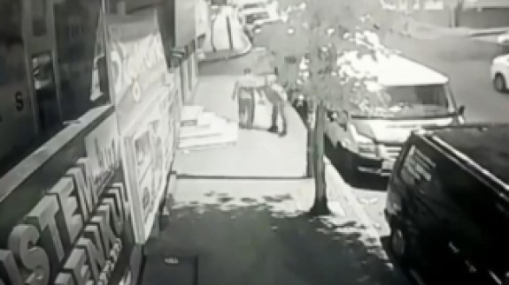 Sabah namazında dehşet dolu anlar! Önüne geleni bıçakladı