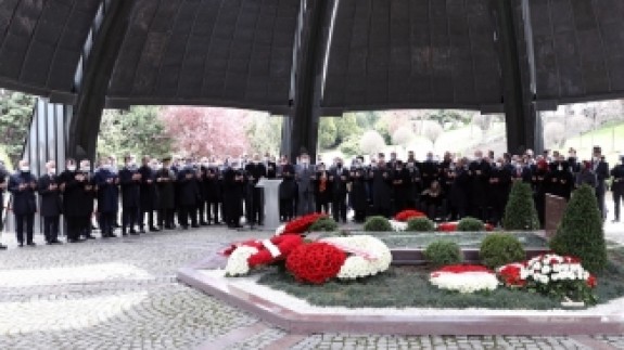 Erdoğan,  Özal’ın kabri başında Kuran-ı Kerim okudu