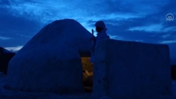 'Kış-2021 Tatbikatı'nda komandolar geceyi 'iglo' evlerde geçirdi