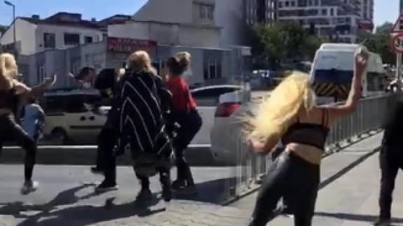 Esenyurt'ta dört kadın bir adamı tekme tokat dövdü