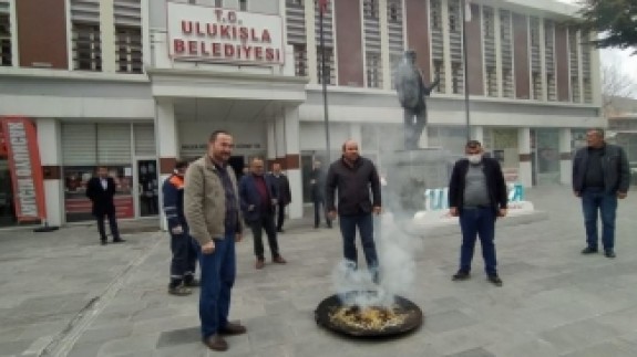 Tütsü yakıp virüsü ilçeden kovduğunu iddia eden belediye başkanının sözleri pes dedirtti!