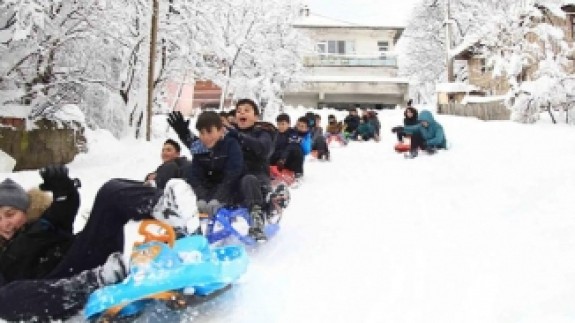 Karda Kayan Çocukları Polise Şikayet Ettiler!