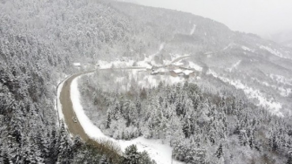  Ankara'da gece saatlerinde başlayan kar yağışı,  kenti beyaza bürüdü
