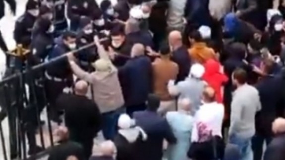 Karantinadan kaçmak isteyen umrecilerle polisler arasında olay çıktı