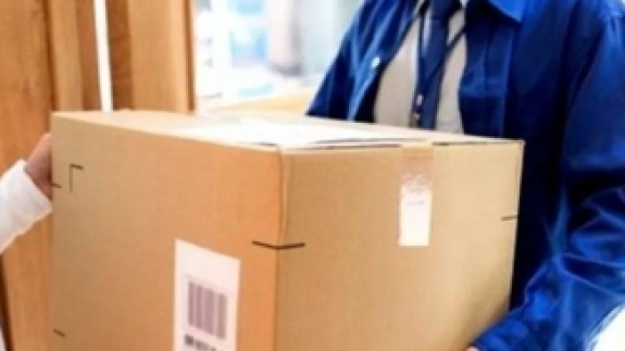 Pes dedirten görüntü: Sokağa çıkma yasağından muaf tutulan kargo aracıyla misafirliğe gittiler!